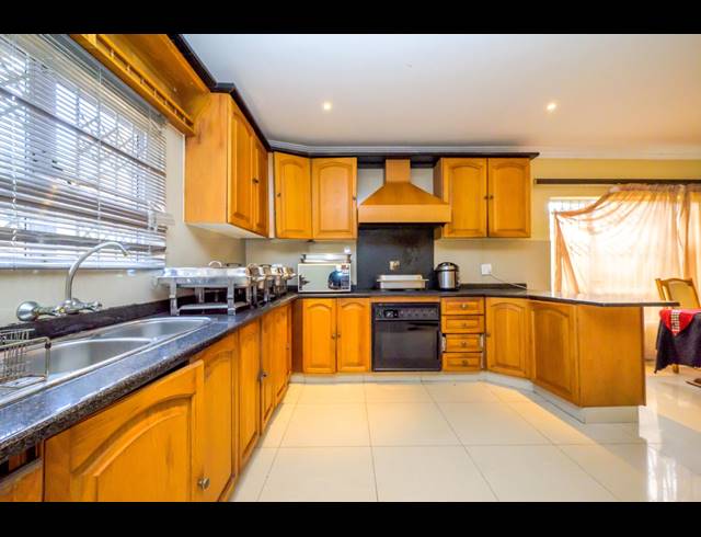 6 BEDROOM HOUSE FOR SALE IN SOMERSET PARK
